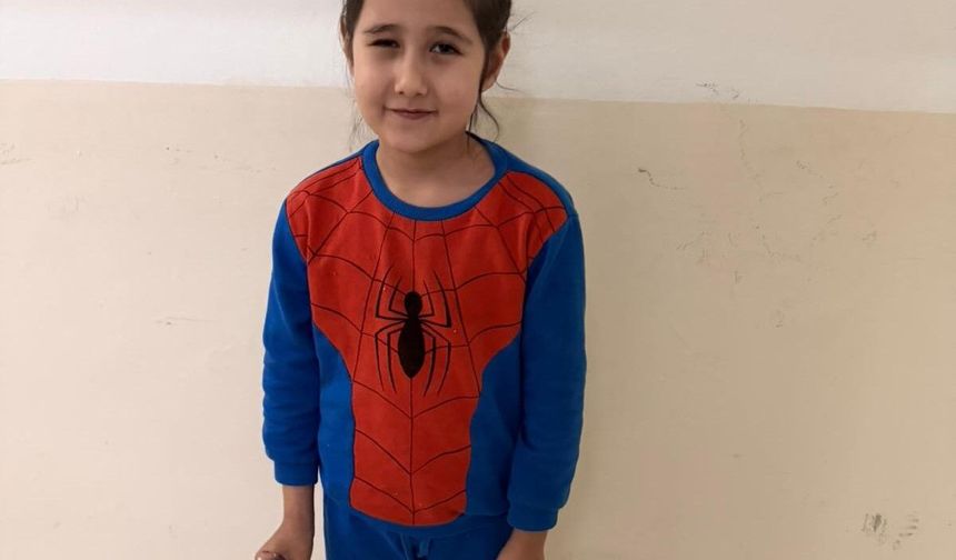 Polis, Girne'de bir markette yalnız bulunan 7 yaşındaki çocuğun ailesini arıyor