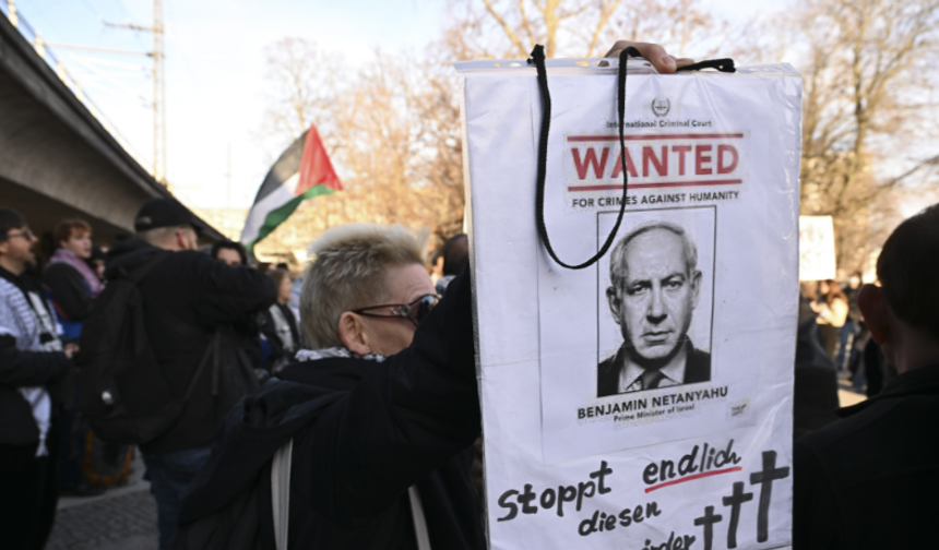 İsrail Başbakanı Netanyahu'nun uçağının Berlin'de koruma altına alınması protesto edildi