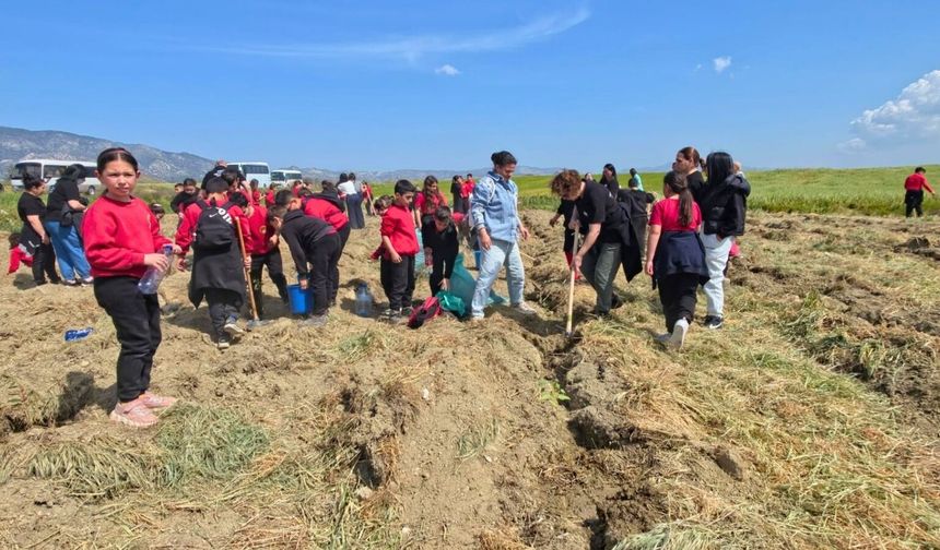 Ergenekon Köyü'nde "Doğaya Nefes Olmak" temalı fidan dikimi etkinliği gerçekleştirildi