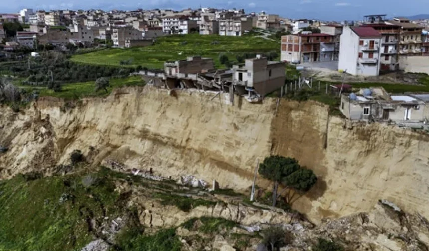 İtalya'da toprak kayması felaketinde 13 yetkiliye soruşturma