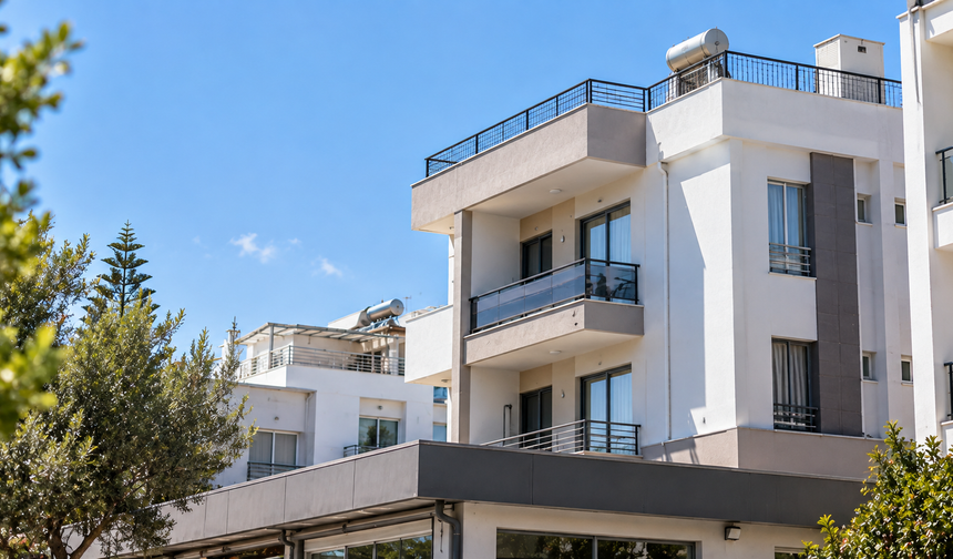 Girne'de 12 metre yükseklikten düşen genç yaralandı