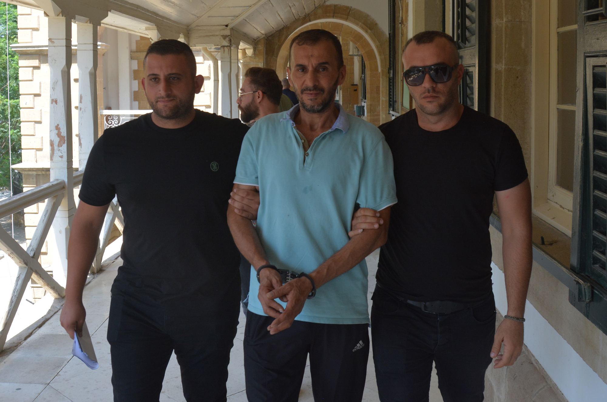 Park halindeki araçtan para çaldı yakalandı