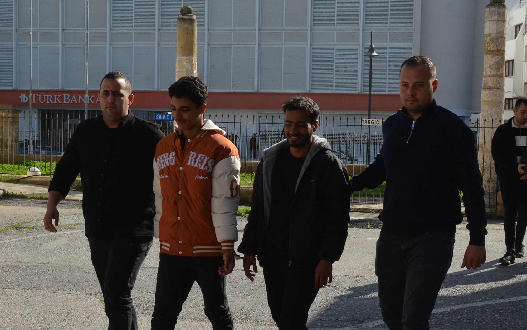 Lefkoşa’da izinsiz ikamet eden iki zanlı hakkında 8 gün ek tutukluluk kararı