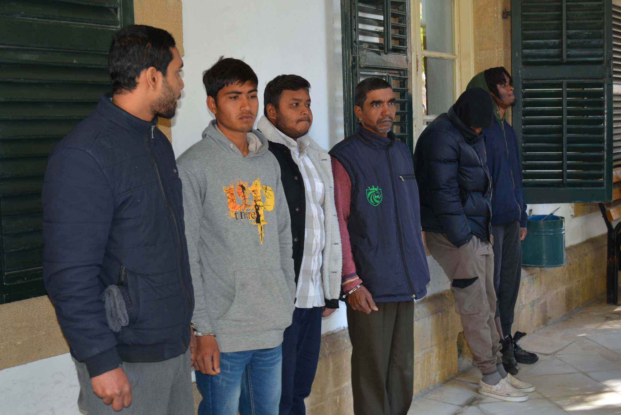 Üç bölgede izinsiz ikamet denetimi: 12 kişi tutuklandı