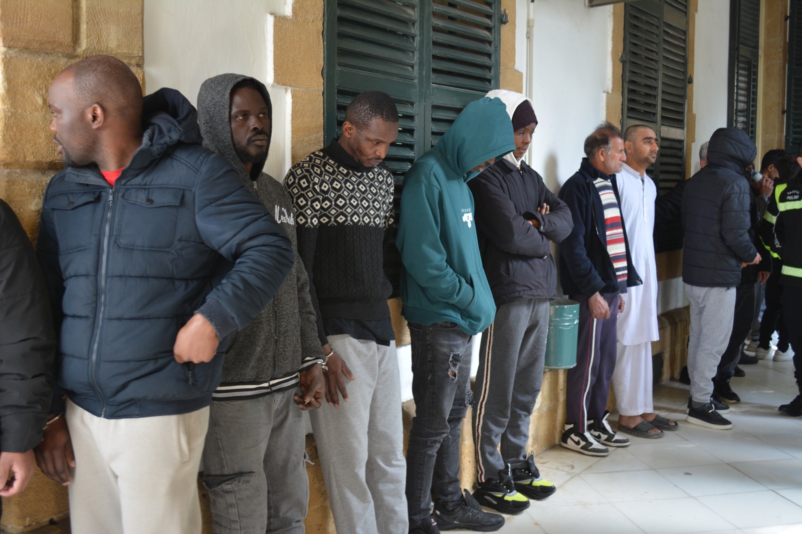 Üç bölgede izinsiz ikamet operasyonu: 24 kişi tutuklandı