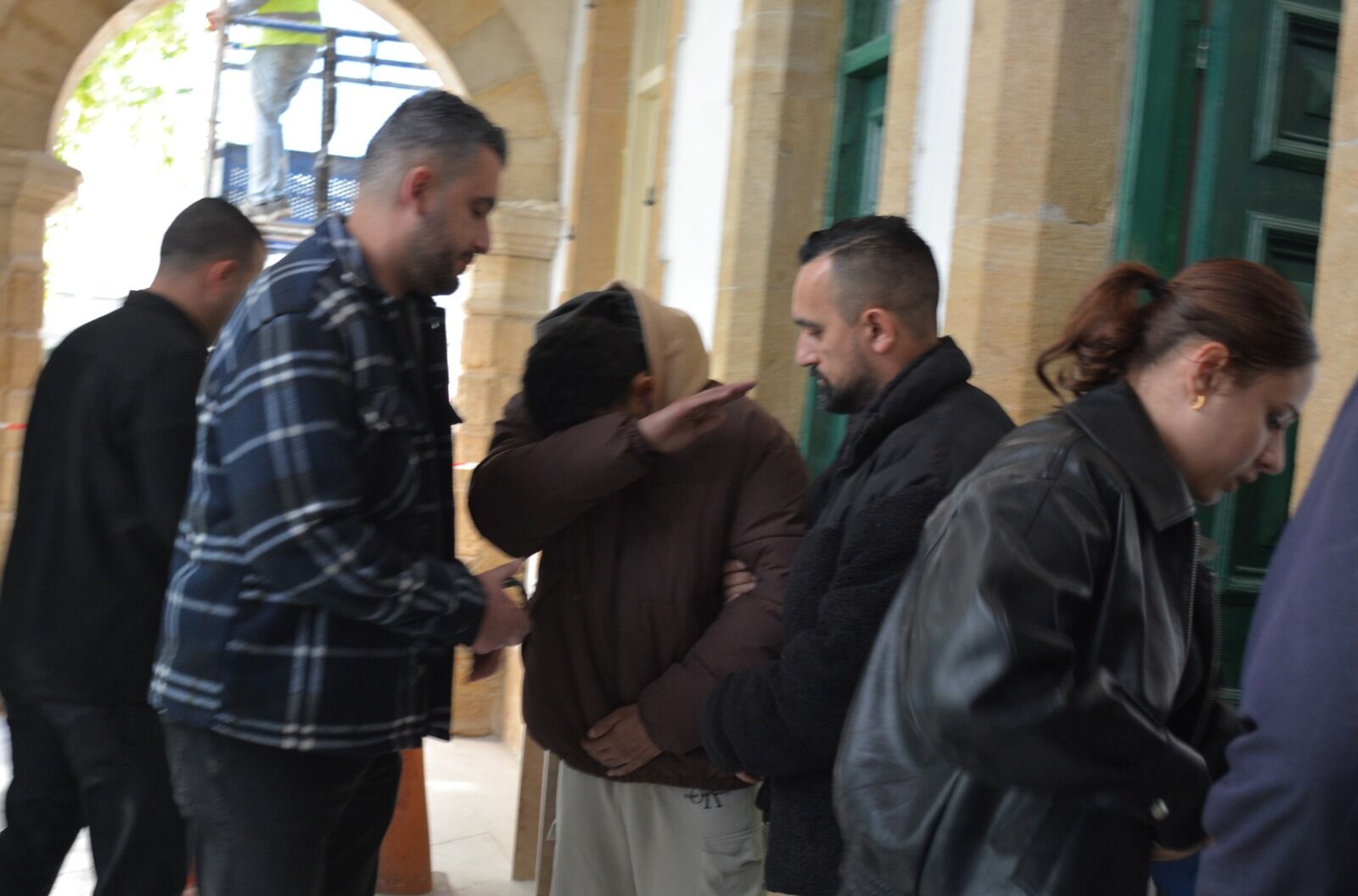 Üzerinden ve evinden yasaklı madde çıktı