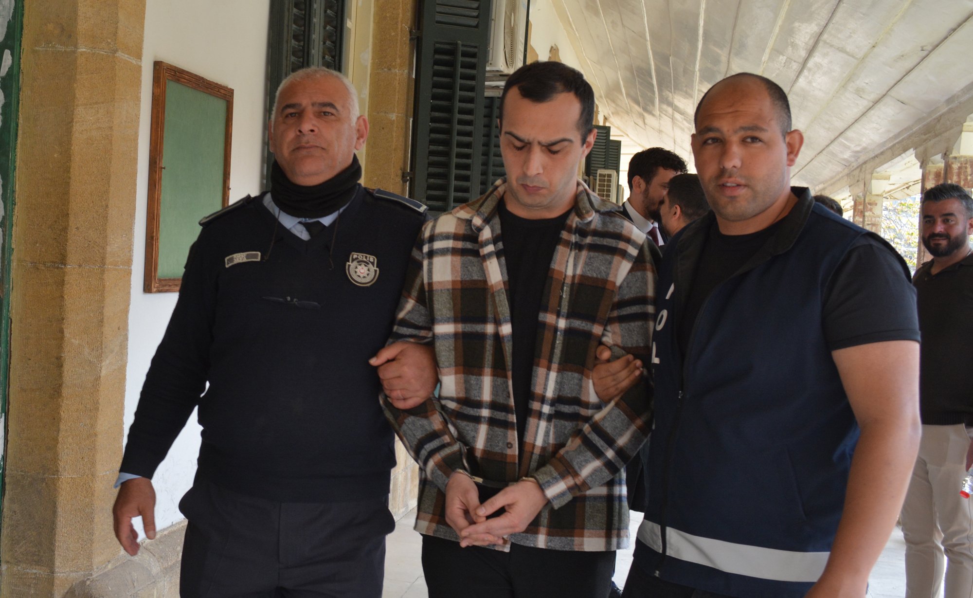 Ercan’da ayakkabı içinde uyuşturucu getiren zanlıya 1 ay hapis!