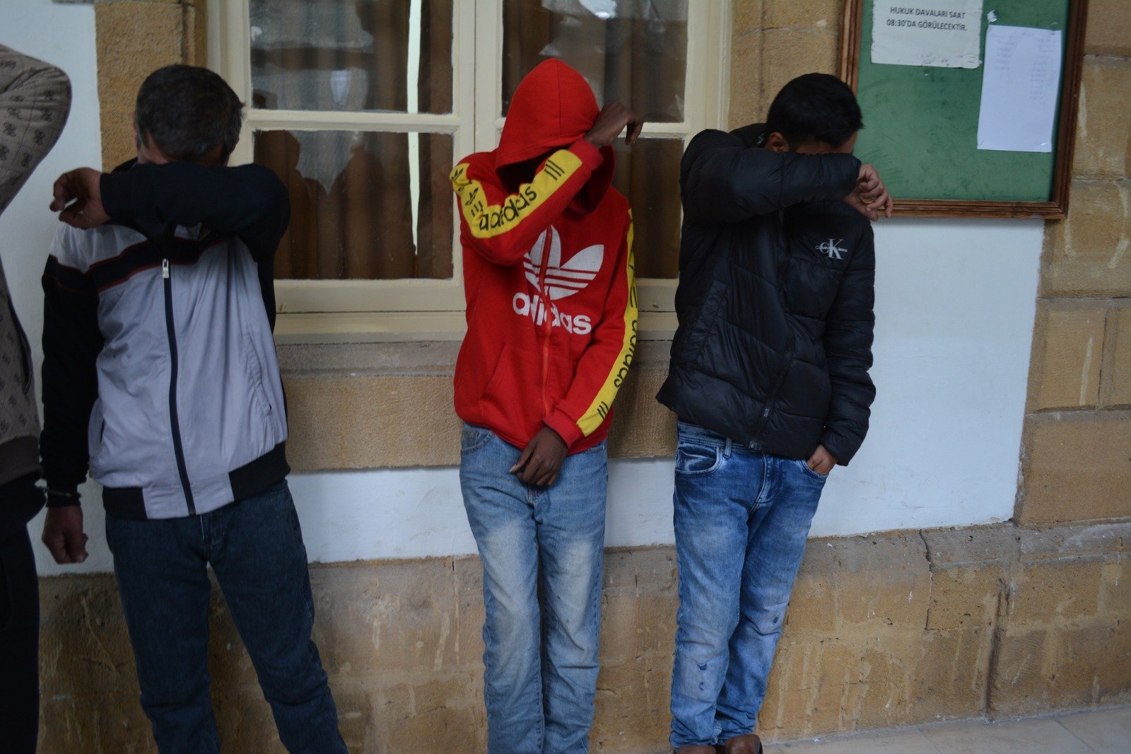 Üç kişiye izinsiz ikamet tutuklaması