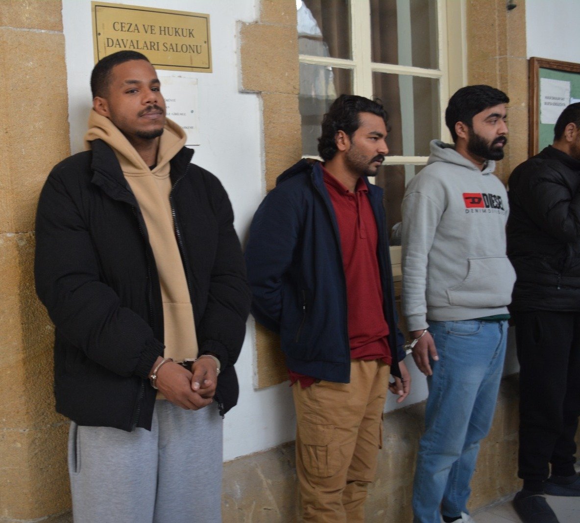 Polis denetimlerinde kaçaklar yakalandı