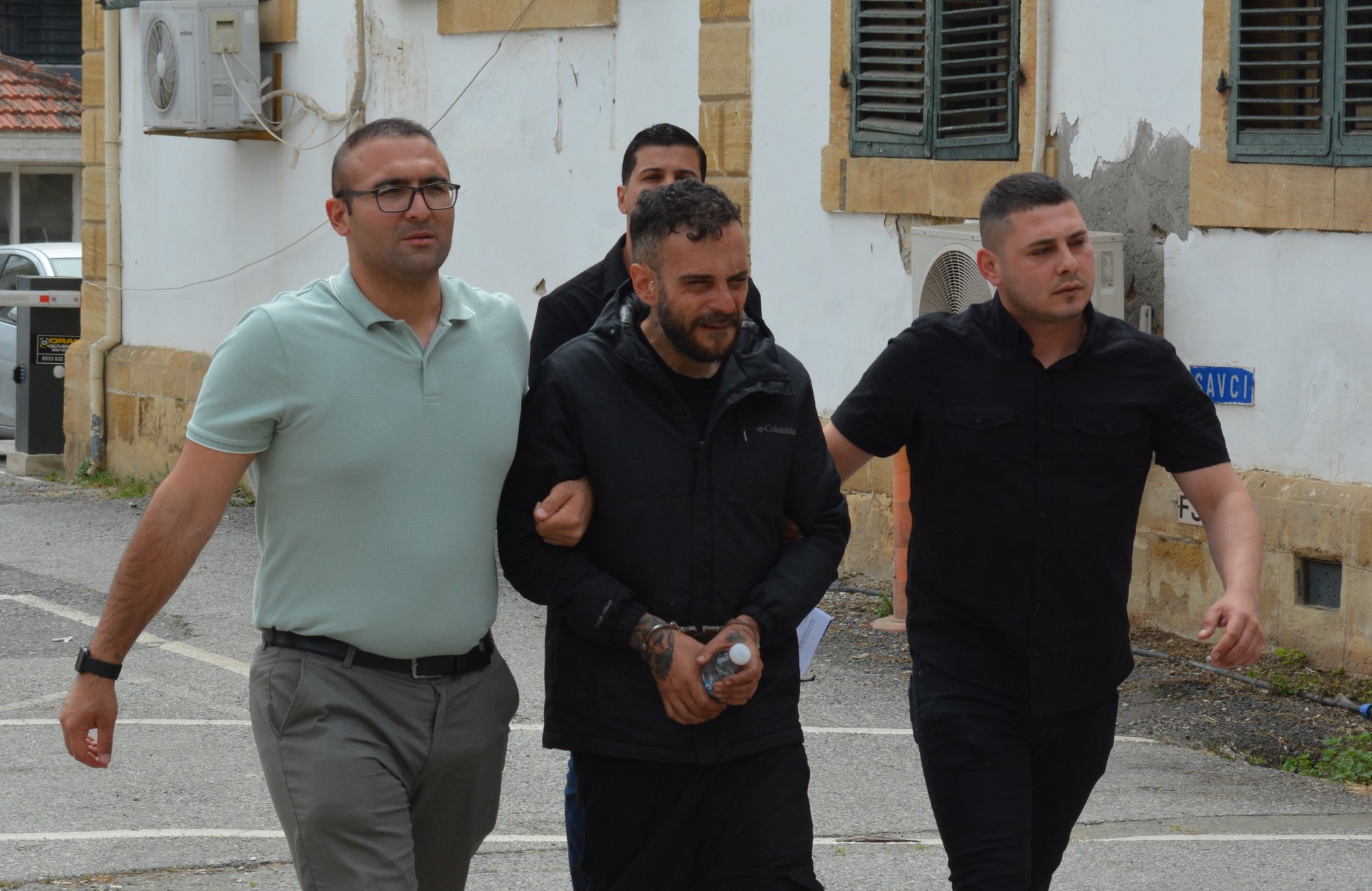 Araçtaki sigara paketi ve sakız kutusundan yasaklı madde çıktı